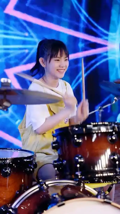 小鼓手妞妞架子鼓演奏歌曲爱小虎队的歌曲都是青春回忆