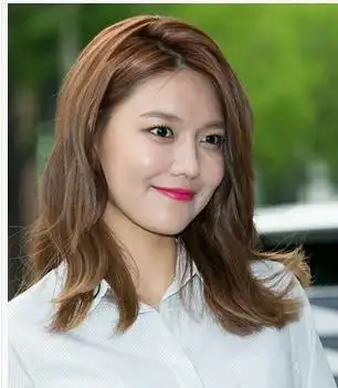 想要修颜,这款方脸中长发是妹纸们不可不学的一款韩式披肩发型,偏分发