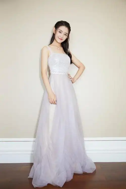 18岁蒋依依复古写真照,戴白色圆帽绑两条麻花辫,尽显娇俏可爱