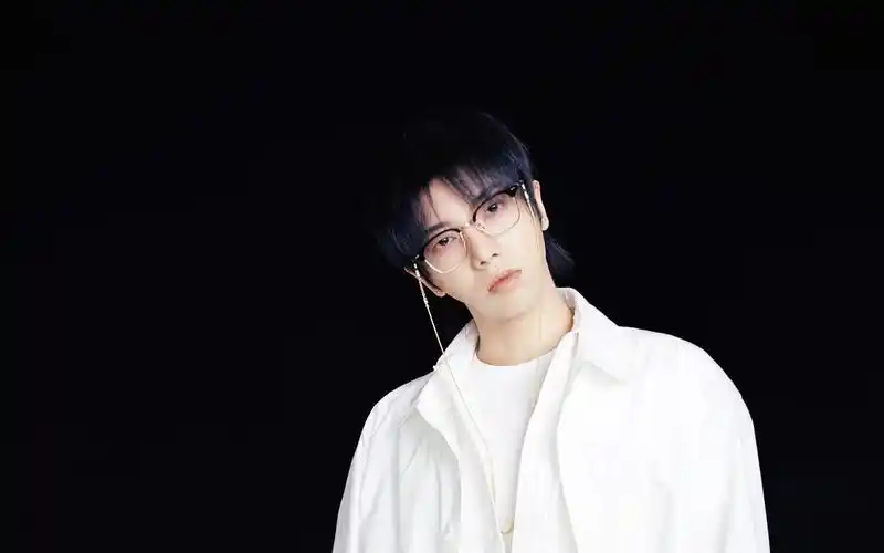 电脑壁纸 明星 大陆明星 华晨宇魅力时尚奇幻迷人写真