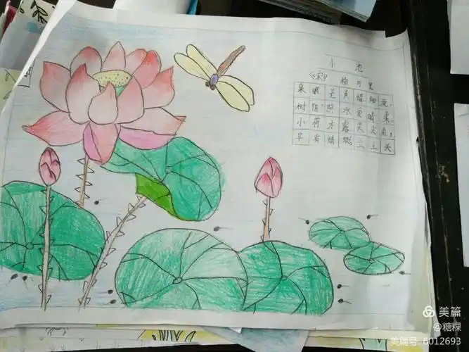 绿绿的荷叶露出水面,粉红的荷花蜻蜓相伴,多么温馨的小池呀!