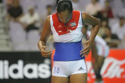 图文女排精英赛古巴胜多米尼加古巴队员防护