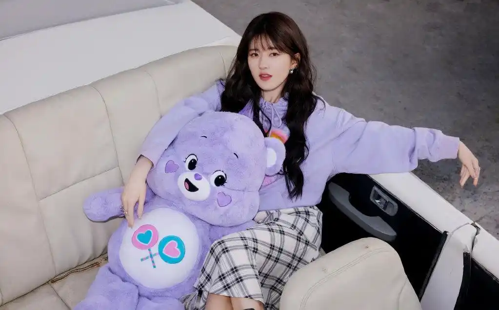 甜到犯规,赵露思穿小熊卫衣配格子长裙,笑起来太可爱