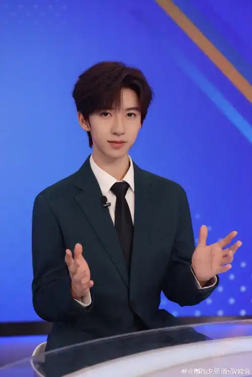 贺峻霖染了红发##贺峻霖练车路透