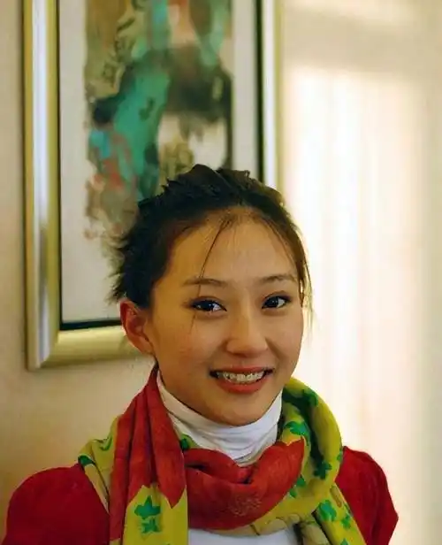 蒋依杉和王龙的幸福故事2010年,蒋依杉在本山传媒邂逅了同样在这个