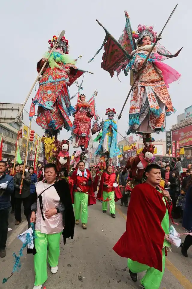 在河南滑县大街小巷里,道口古庙会精彩民俗表演处处热闹的场景.