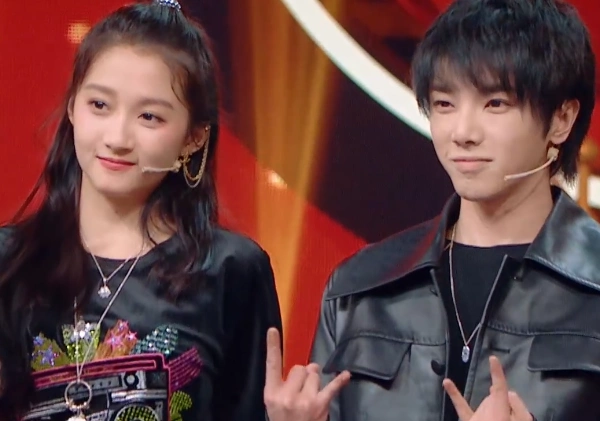 关晓彤避嫌不敢和华晨宇手牵手,镜头外的互动却被当场被抓包甜炸