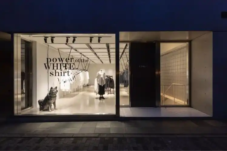 对于那些经常在东京高档青山区购物的人来说,yohji yamamoto精品店