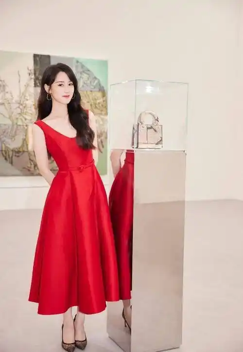 袁冰妍真是清纯系女生,穿一袭红裙打扮明艳,看着仍清丽脱俗_时尚_女人