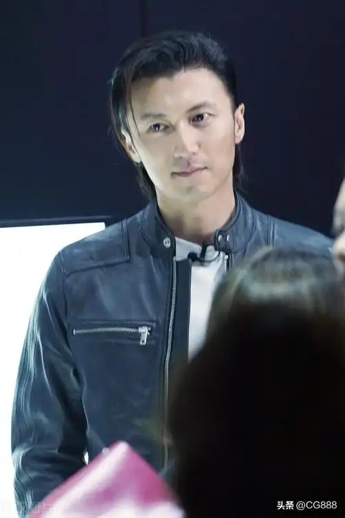 谢霆锋出席上海某品牌活动 发型留回长发!这是要拍新剧了?