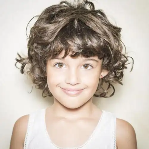 夕阳下拿着玩具飞机的小女孩