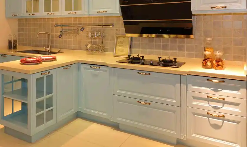 购置的橱柜储物功能欠缺,造成很多餐具只能摆在台面上,影响了厨房的美