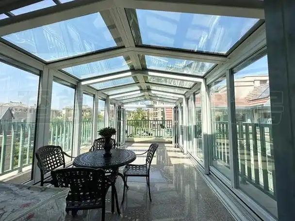 无论是清晨享受阳光的温暖,还是在夜晚欣赏星空的美丽,露台确是一个能