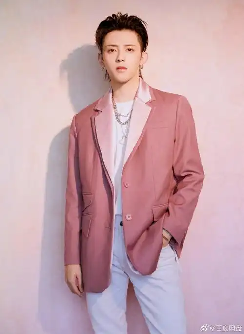 就能得到符龙飞小哥哥的独家高清写真和语音包哦~ 喜欢符龙飞小哥哥的