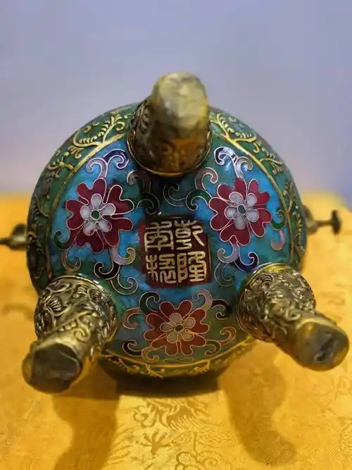 乾隆年制铜胎掐丝珐琅彩熏香炉