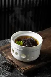 白色盅里的美味海参汤