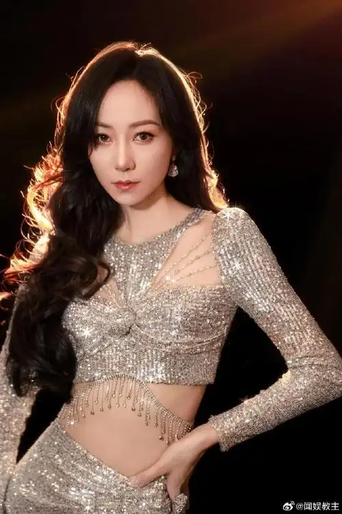 韩雪银色露腰礼服##韩雪带着刚认识的四肢回归