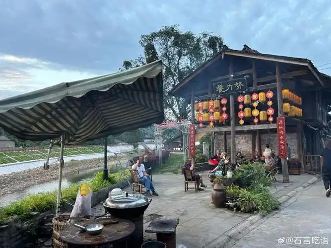 大邑县悦来镇的老街,一边在拆除一边在新建