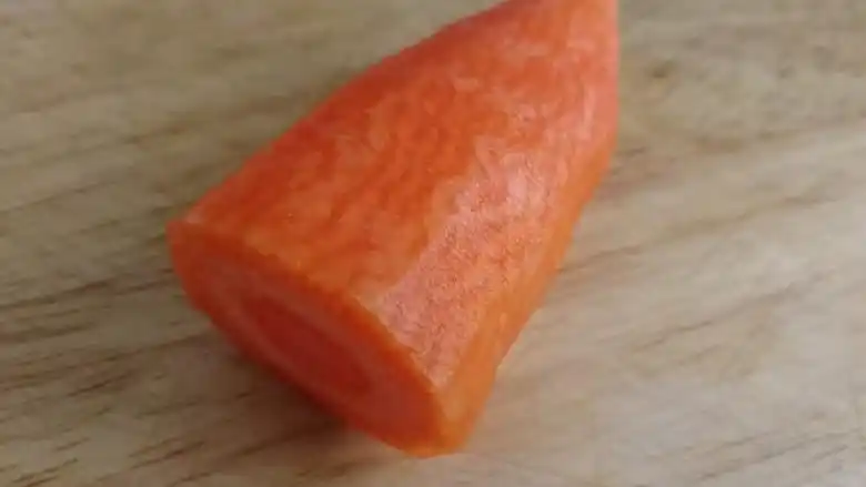 五香粉适量盐1小勺生抽1勺蒜1瓣料酒1汤匙鸡蛋1个胡萝卜半个黄瓜1根