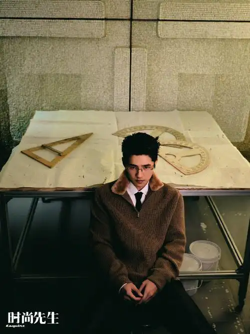 刘昊然深秋禁欲感大片#登上《时尚先生》10月封面的@刘昊然turbo选择