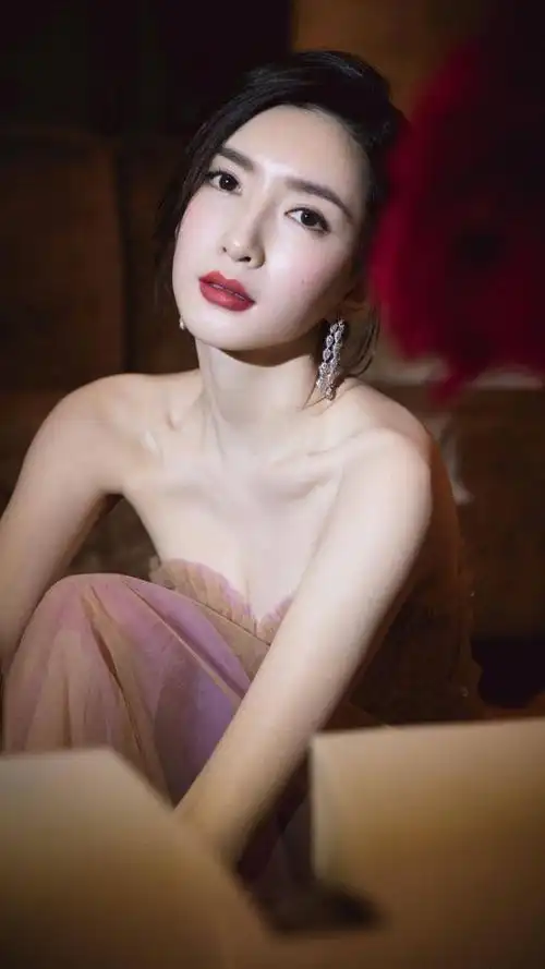 演员江疏影,肤白貌美,各种礼服造型优雅惊艳,请看美照吧