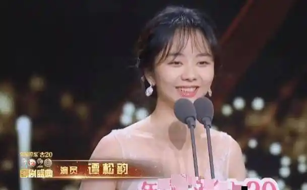 原创谭松韵亮相活动与男艺人身高差明显怼脸镜头婴儿肥遮不住