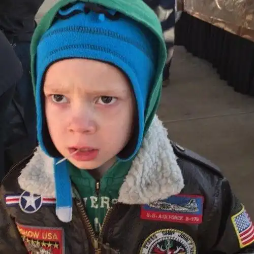 假笑男孩:一个谜之魔性,从小"强颜欢笑"到大的可爱男孩