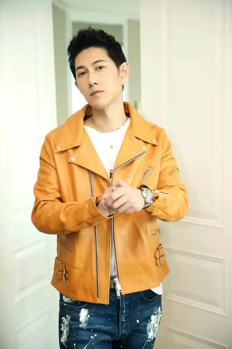 何明翰出席橙红年代发布会与马思纯上演父女梗引爆笑