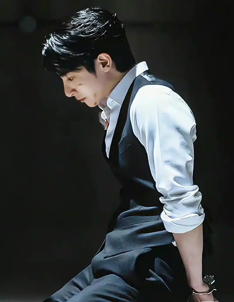 李洙赫正装下跪 #李洙赫 #西装跪 - 抖音