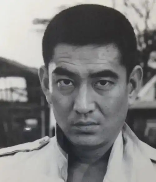 高仓健:在中日之间架起心灵的桥梁 —— 电影传奇与文化交流的故事