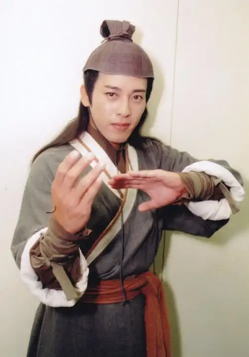 补档了96笑傲这个老剧,里面令狐冲真是特别突出,演员完全把那种潇洒