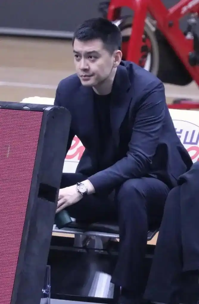 杨鸣 #西装 我真的对西装男没有抵抗力 - 抖音