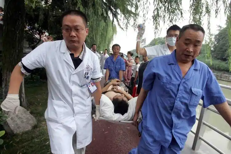 成都醉酒男子当街切腹 路人惊叫:肠子都出来了(图)