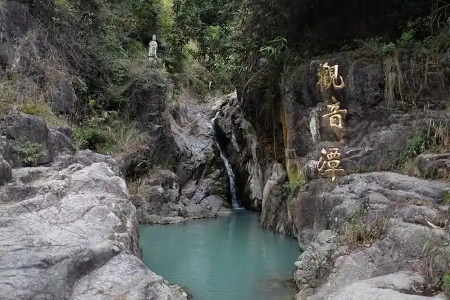 某日和友人来到安溪县洪恩岩一游