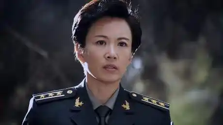 麻辣女兵:班长对小米训练太严格,小米咬牙坚持,妈妈忍不住看她-影视综