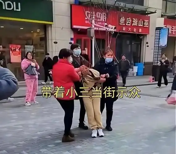 山东原配当街暴打小三女子跪地求原谅请你放过我以后不敢了