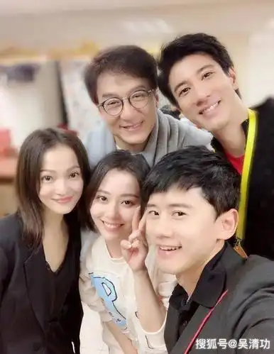 张靓颖的偶像包袱太重了,每张照片都要p一下才发出来,而且p得有点太狠