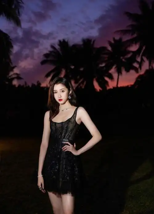 关晓彤的长相很复古身穿波点衬衫配透视裙看着太妩媚了点