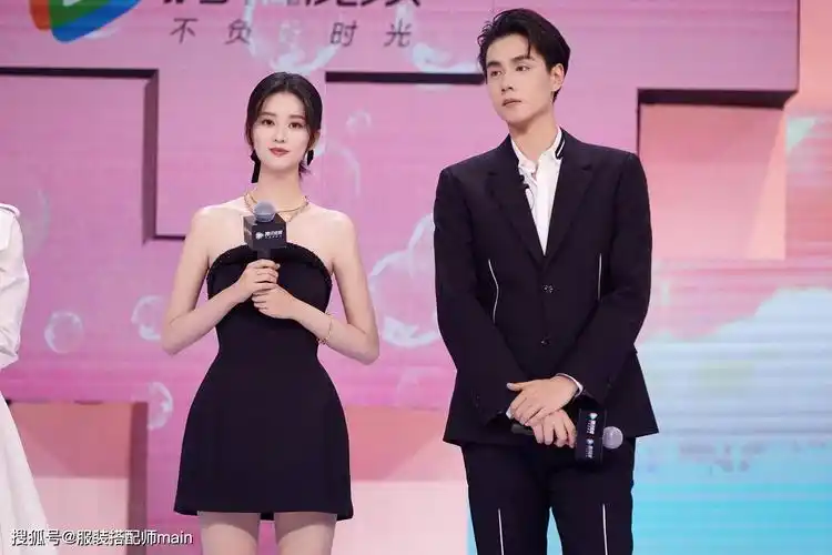 而在刚刚举办的新片发布会上,乔欣和胡一天的氛围更是甜的齁人,男俊女
