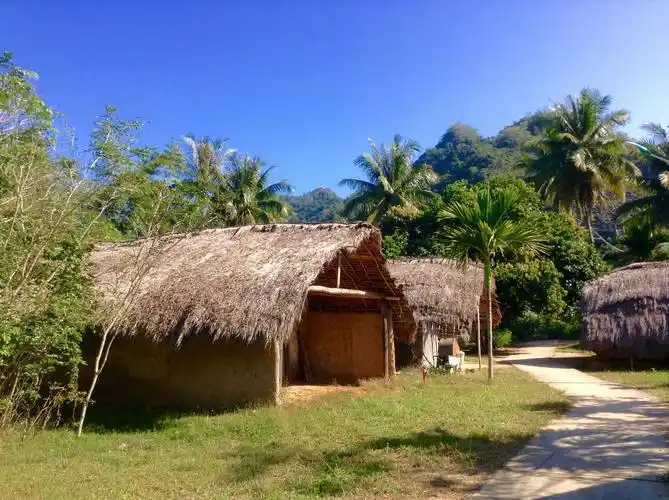 海南黎族一-白査船形屋