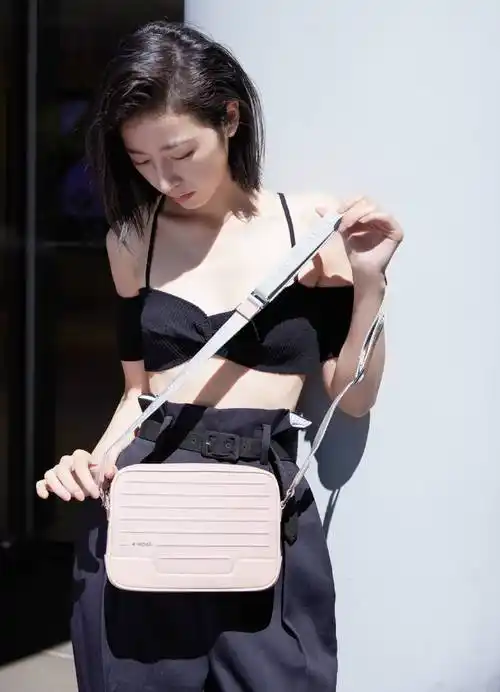 周雨彤 身穿抹胸装十分性感,她大方秀出小蛮腰