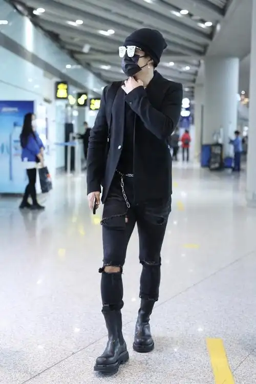 韩东君一袭黑色穿搭劲酷十足,穿破洞裤戴链子复古又时髦
