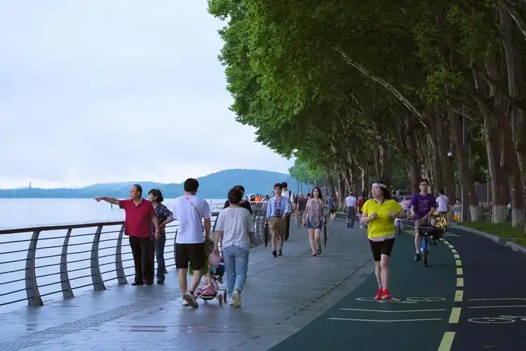 游客尽享自然之美,东湖绿道三期贯通后迎首个周末____