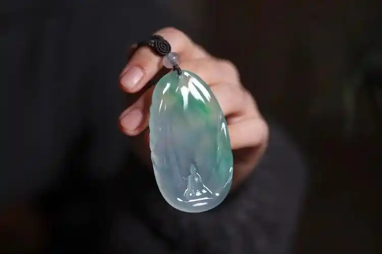 一块随形的翡翠明料玉雕大师雕刻出来的作品栩栩如生太逼真了