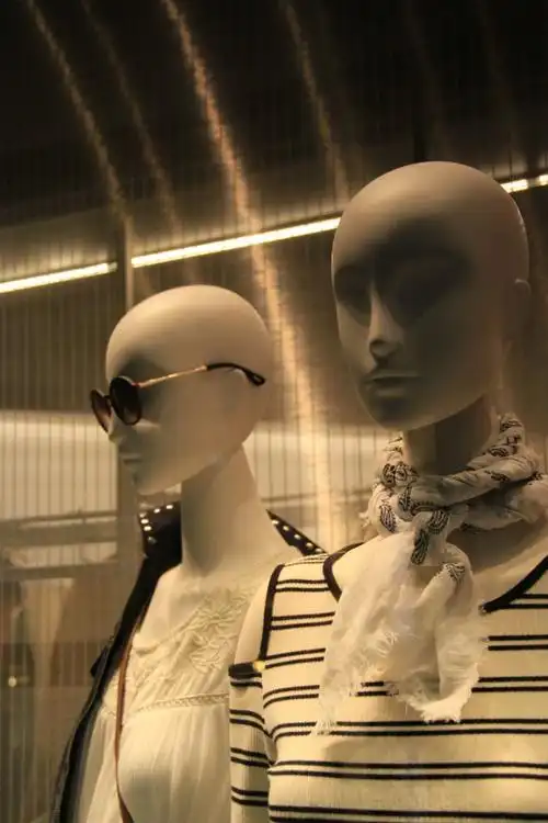 行摄迪拜购物中心橱窗模特