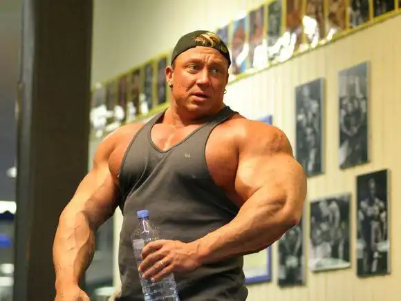 /p> p>1998年他第一次出现在纽约市的ifbb健美比赛上就以122.