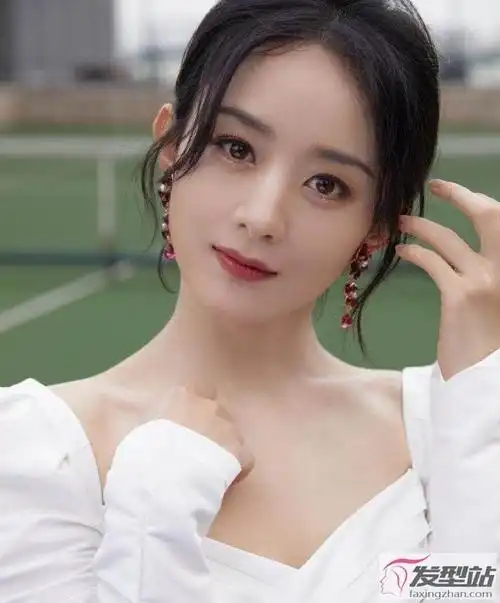 赵丽颖生图太惊艳 白裙红发带造型优雅温柔