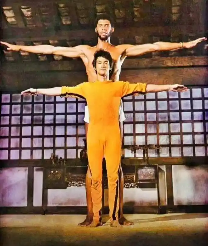 李小龙 与#贾巴尔 #梦幻联动 #格斗 #篮球 #传奇人物 - 抖音