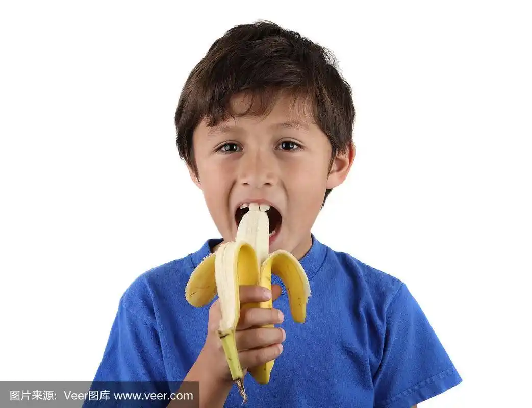 小男孩吃香蕉
