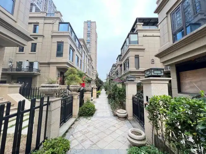 很诚心出售华鸿艺墅联排146平方目前的一套